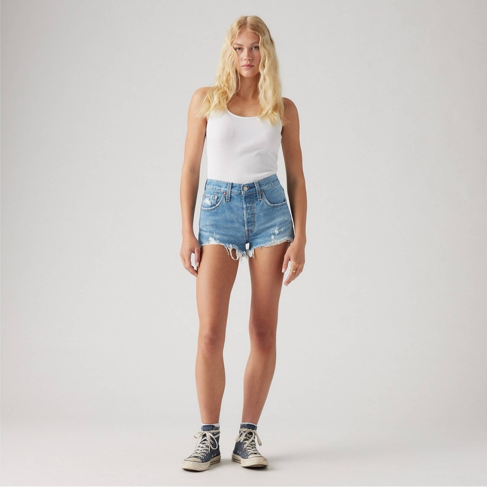 Levi's® Premium
501® ORIGINAL FIT HIGH RISE WOMEN'S SHORTS. W24. Medium Wash.